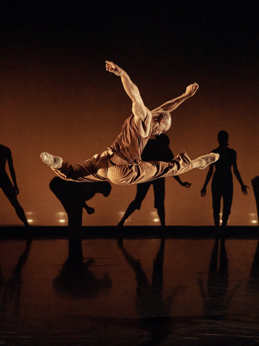 Les #BalletsJazzMontréal présentent “Essence”, 3 pièces chorégraphiées par des femmes pour un spectacle de #danse aux formes inédites et qui s’adresse avec exigence aux “publics de tous horizons”, ce soir au #Cadran à #Évreux. #Jeudiphoto
