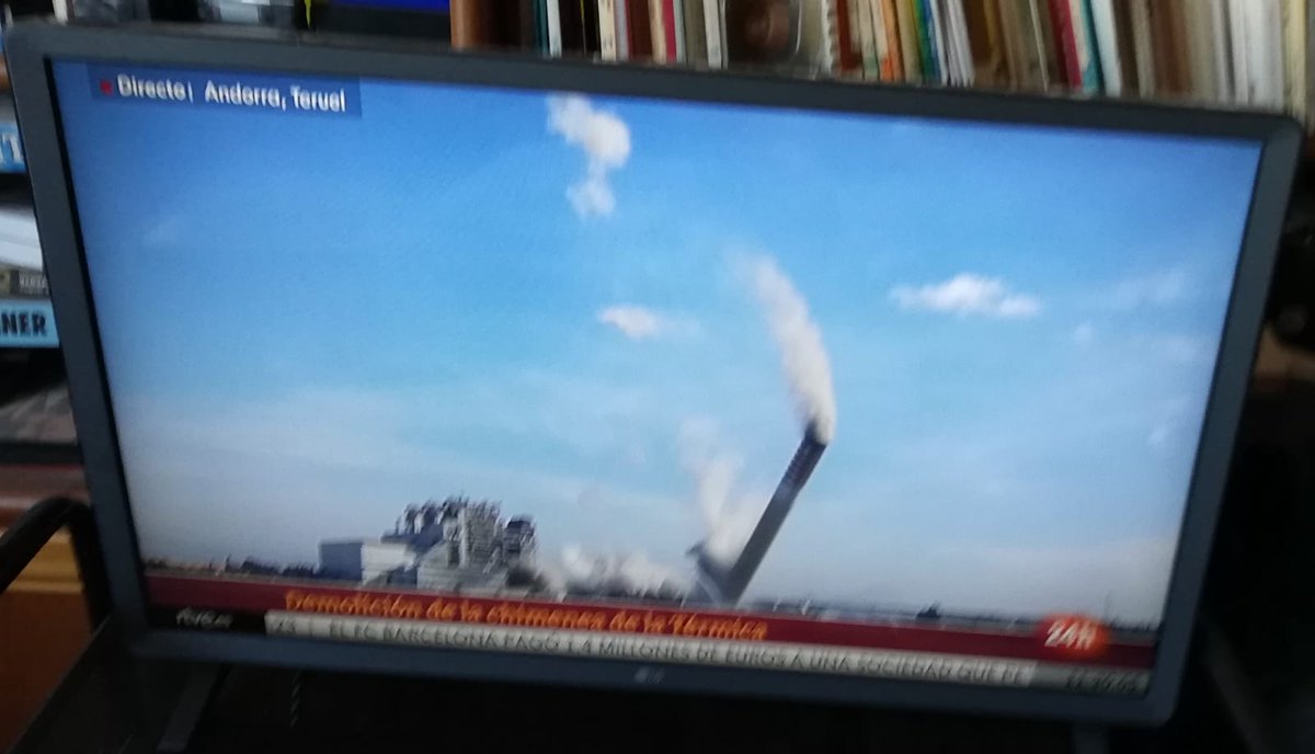 apudepa's tweet photo. Ya la han tirado sí, a las 11h.46' de hoy día 16 de febrero de 2023, a conmemorar como un DÍA NEFASTO porque el derribo de la chimenea de Andorra, y antes las torres de refrigeración, demuestra la falta de cultura, lo cerriles que son nuestros dirigentes y grupos de poder💔 https://t.co/bjSQEbwjVh