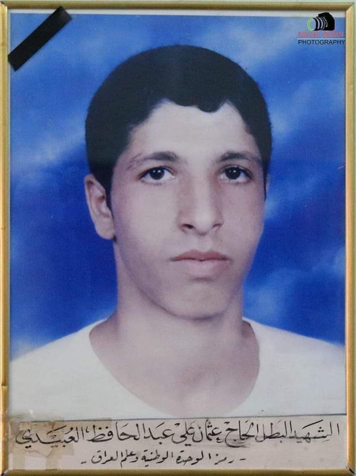 2000M40's tweet photo. في مثل هذا اليوم إستشهد ابن الأعظمية
عثمان العبيدي والذي أنقذ عشرات الزائرين
من الغرق في نهر دجلة في حادثة جسر الأئمة
التي راح ضحيتها نحو ألف زائر خلال إحياء
ذكرى إستشهاد الإمام الكاظم رحل وترك
رسالة مفادها إن الإنسانية والوطن أكبر من
كل المسميات.
الفاتحة والرحمة على روحه الطاهرة https://t.co/3yaa3YRj3F