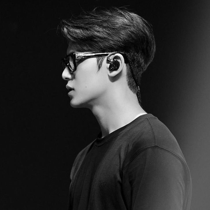 seoksoologist's tweet photo. clandestine two
#mingyu x oc au

aly was a dreamer before mingyu went and let her down, now he’s doing that face of an angel and it only comes out when he needed to. https://t.co/5cnaErsEFN