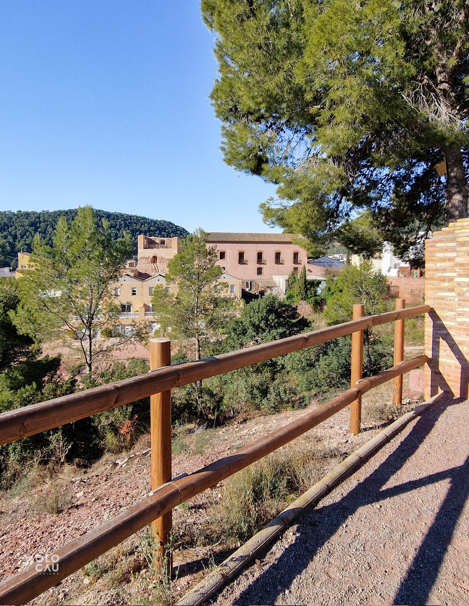 turismeolocau's tweet photo. El camí accesible de la Font de la Salut ofereix un lloc privilegiat on es pot veure com la naturalesa es mescla amb el nucli urbá d'#Olocau.😊
Vols descobrir altres #sendes i racons del municipi?🤔
Consulta la nostra página web (enllaç en la descripció del perfil). 😉 https://t.co/V98MDmDdCZ