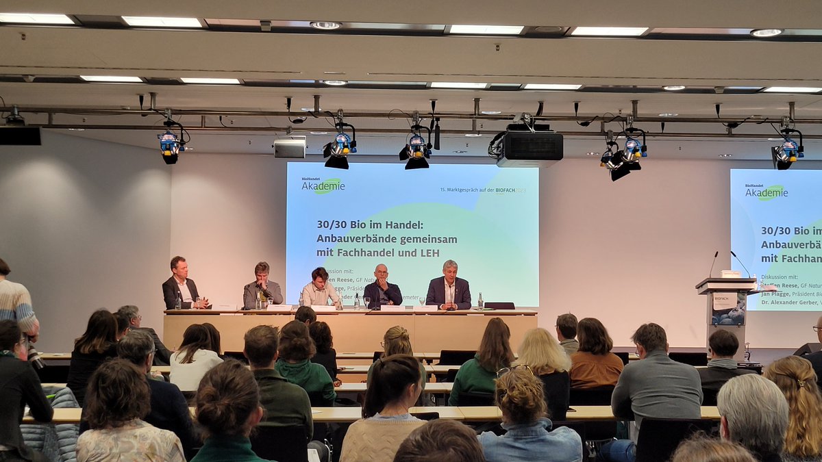 bioland_de's tweet photo. Wie gelingen 30% Bio - 2030? fragt #biohandel auf der @BioFachVivaness. Ein Ansatz für unseren Präsidenten Plagge: Das Verständnis für #Bio, das wir seit Jahren bei Umstellungsberatungen erfolgreich vielen Betrieben vermitteln, müssen wir noch mehr bei Verbraucher*innen schaffen. https://t.co/zQh4fC8usF