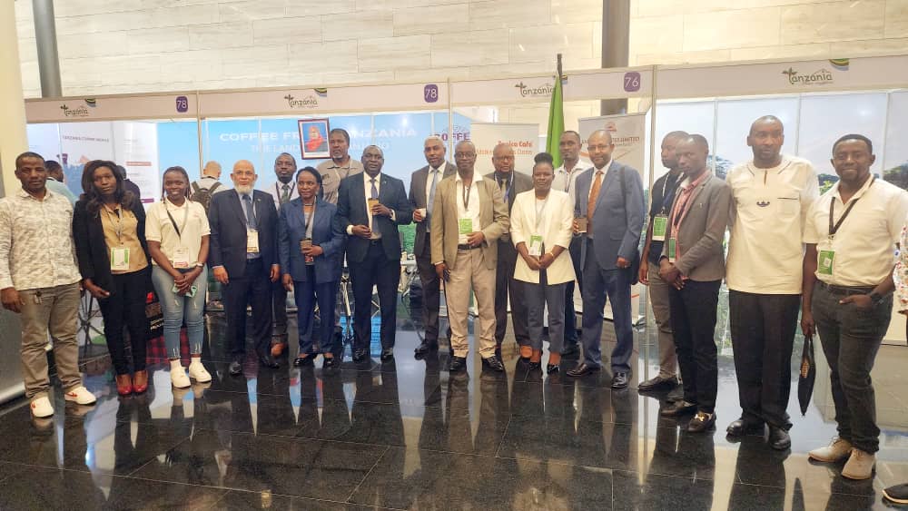 UbaloziRwanda's tweet photo. Jumla ya Kampuni 9 ambao ni wazalishaji na watengenezaji wa Kahawa kutoka Tanzania wameshiriki maonesho ya Kahawa nchini Rwanda kuanzia tarehe 13 -17 February, 2023. Jumla ya nchi 11 za Afrika zimeshiriki maonesho hayo. https://t.co/2L4VQpm6X0