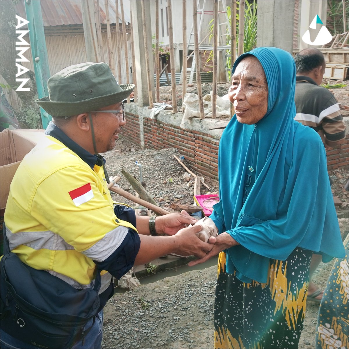 AmmanMineral's tweet photo. AMMAN menyalurkan bantuan kemanusiaan bagi korban banjir bandang di Sumbawa Barat, diantaranya; makanan siap santap, mie instan, kasur, selimut, bantal, filter air, dan peralatan kebersihan. 

#LegacyofBest 
#AmmanMineral 
#AMMANuntukNegeri https://t.co/YNoFrLvB0p