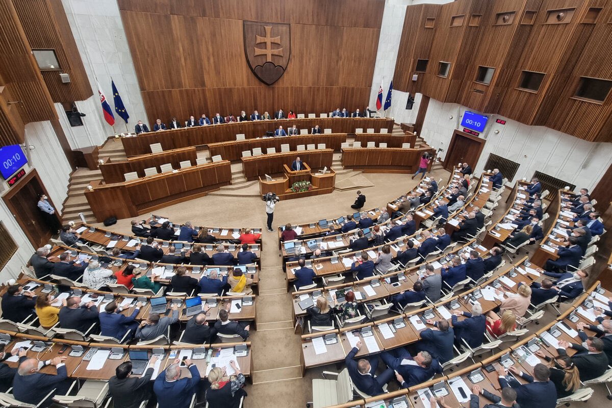 Slovak parliament passed a resolution today, stating that Russian regime is a terrorist one and Russian Federation is a state supporting terrorism. It also supported creation of a Special Tribunal for war crimes commited by Russian forces in Ukraine.