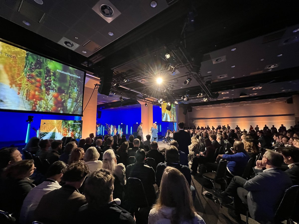 WitoldKepinski's tweet photo. Team Dutch IT-channel & Executive-People is bij de uitreiking van het #StateofDutchTech rapport van https://t.co/hQRYNREtPY dat wordt aangeboden aan minister-president Mark Rutte en Constantijn Van Oranje-Nassau https://t.co/QAZ6nfgVjq