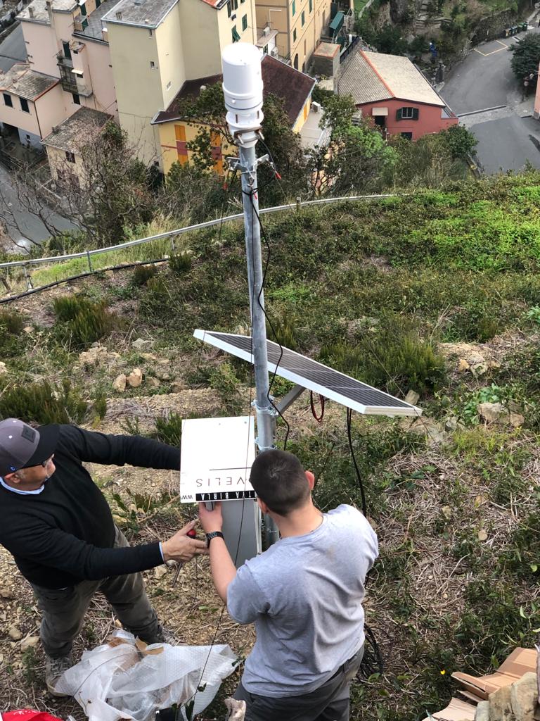stonewalls4life's tweet photo. #Stonewalls4life - Ieri durante il #cablaggio delle stazioni di #monitoraggio che grazie a un software dedicato potranno registrare in tempo reale informazioni importanti per monitorare la risposta del terreno, delle fasce e dei #muri a secco alle piogge di elevata intensitร . https://t.co/4aNth5xbdb