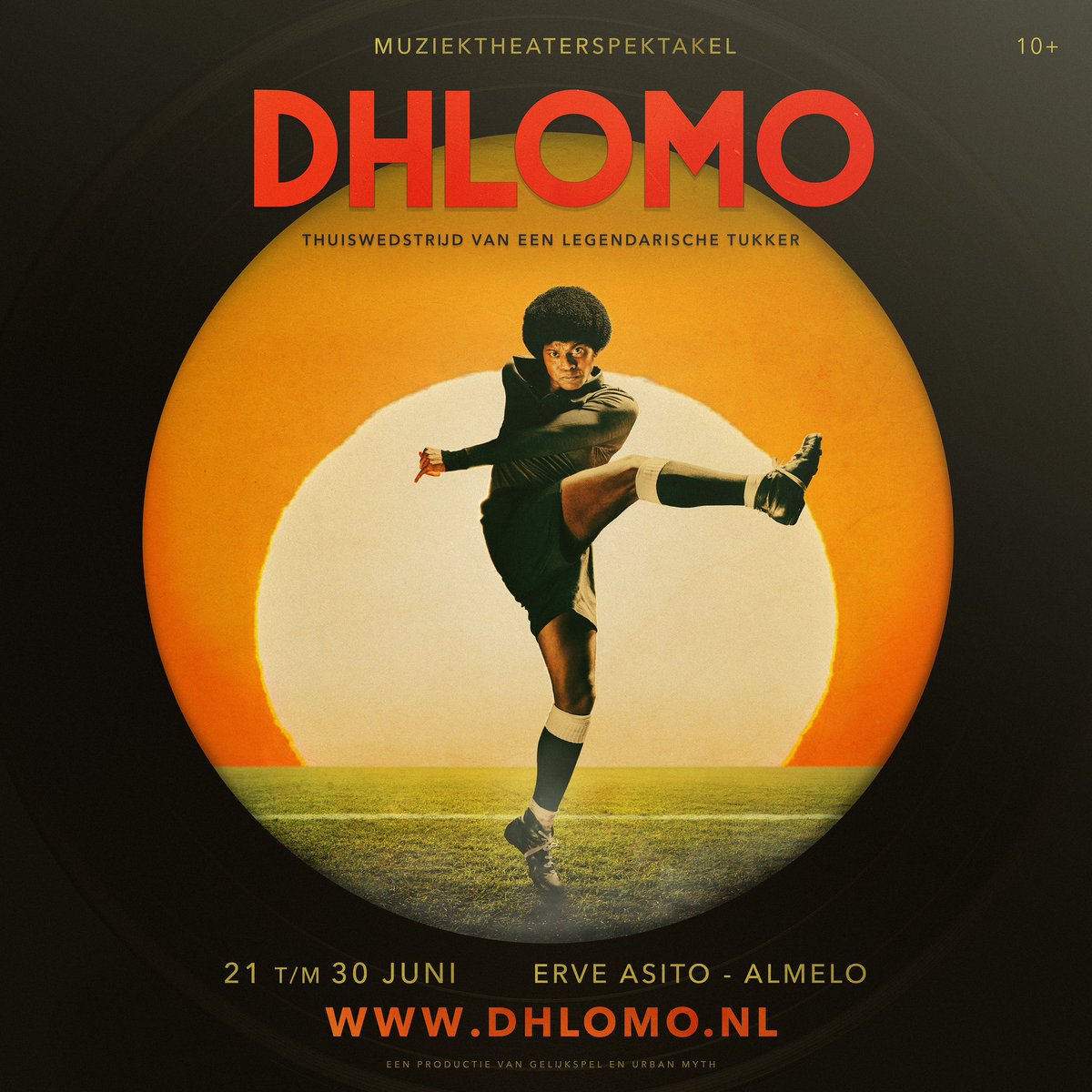 DHLOMO dé nieuwe muzikale familievoorstelling over de legendarische Zuid-Afrikaan Darius Dhlomo, die op voordracht van landgenoot Steve Mokone naar Almelo kwam om te voetballen, gaat op 21 juni 2023 in première op Erve Asito. Early bird tickets via dhlomo.nl