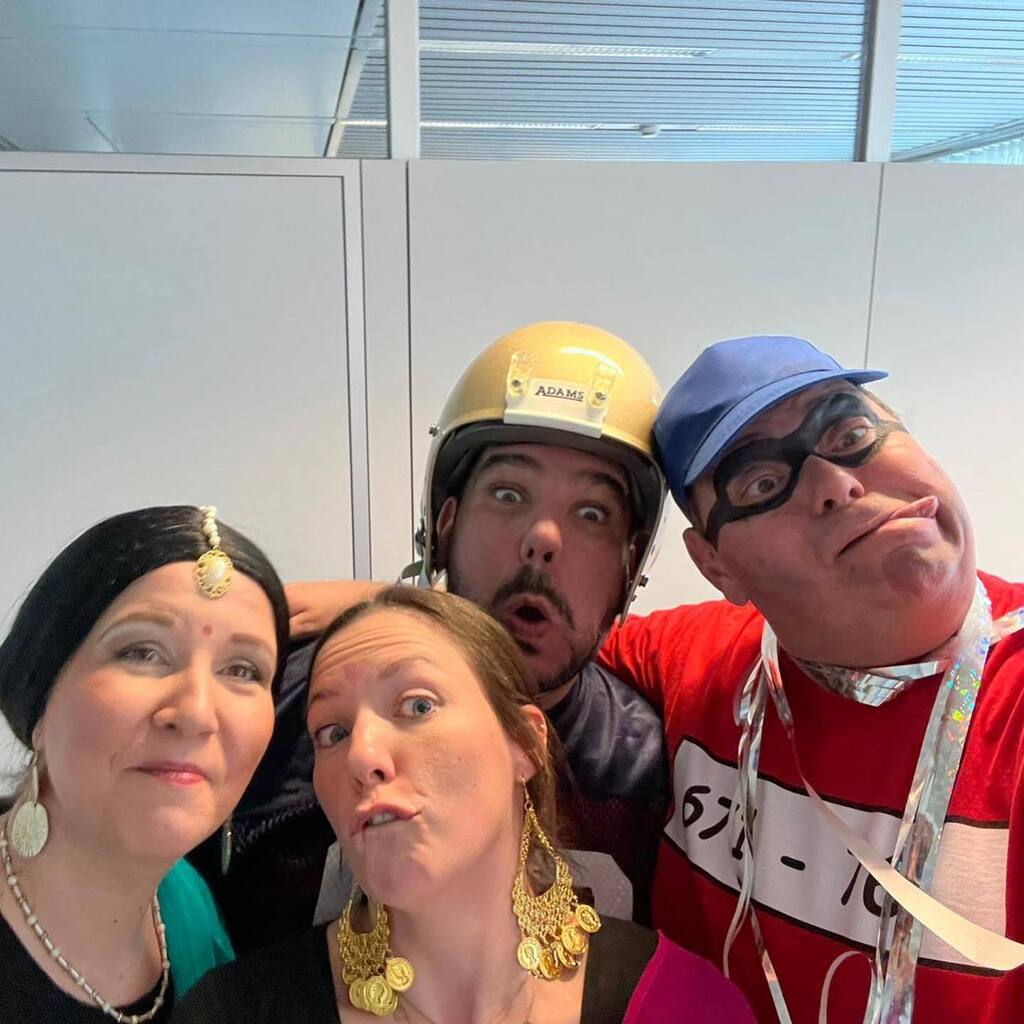 dschortsch's tweet photo. me and my hood #fasteloovend #karneval #altweiber #lkollegen #freunde @sparkasseneuss1828 https://t.co/FKgFpNMcyE