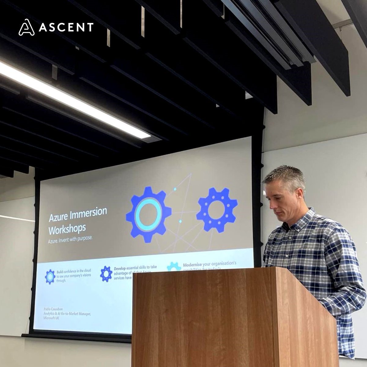 T-14 to #InsurtechInsightsEurope 2023. CTO Murray Foxcroft delivered an in-person workshop on #DataMigration within #Azure. Interested in attending future Azure Immersion Workshops? New April dates will be added from 1st March so check back with us here  hubs.li/Q01CzfSY0