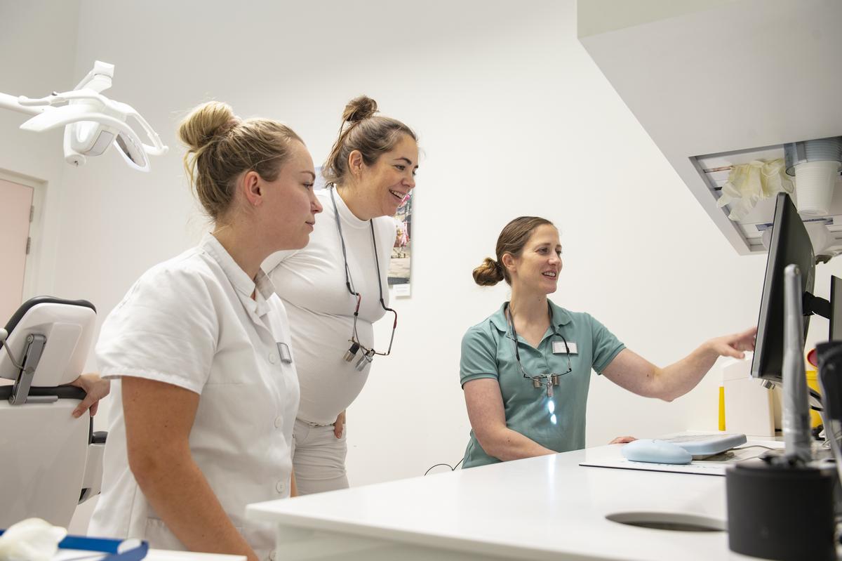 KNMTnieuws's tweet photo. Je hebt er tijdens je opleiding (ooit) alles over geleerd en hebt er nu dagelijks in de praktijk mee te maken: gezondheidsrecht. Maar hoe zit het nu ook alweer? Om je geheugen op te frissen, organiseert de KNMT Academy een reeks van 7 masterclasses. 👇
https://t.co/7G8qYYoqpE https://t.co/n6Ef2EVWbj