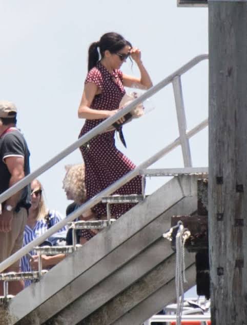 this & Other Stories polka dot dress Meghan wore in Fraser Island in their #RoyalTourAustralia is one of my fav casual looks from her #RoyalTourOceania #DuchessOfSussex #MeghanMarkle