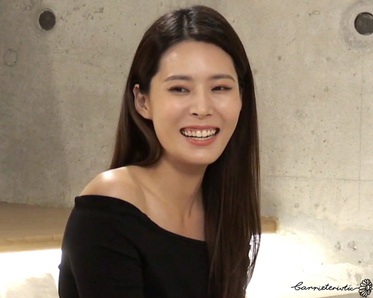 Carrieteristic_'s tweet photo. |#衣衣不舍 - EP 9|
姐姐又再次回到衣衣不舍啦！今晚八点，记得锁定这场 “友情第一” 的PK！🫣✂️

P.s. 觉得姐姐可以考虑开店设计衣服的请举手🙋‍♀️

#FashionRefabbed 
#CarrieWong #黄思恬 https://t.co/rAFZR52hVu