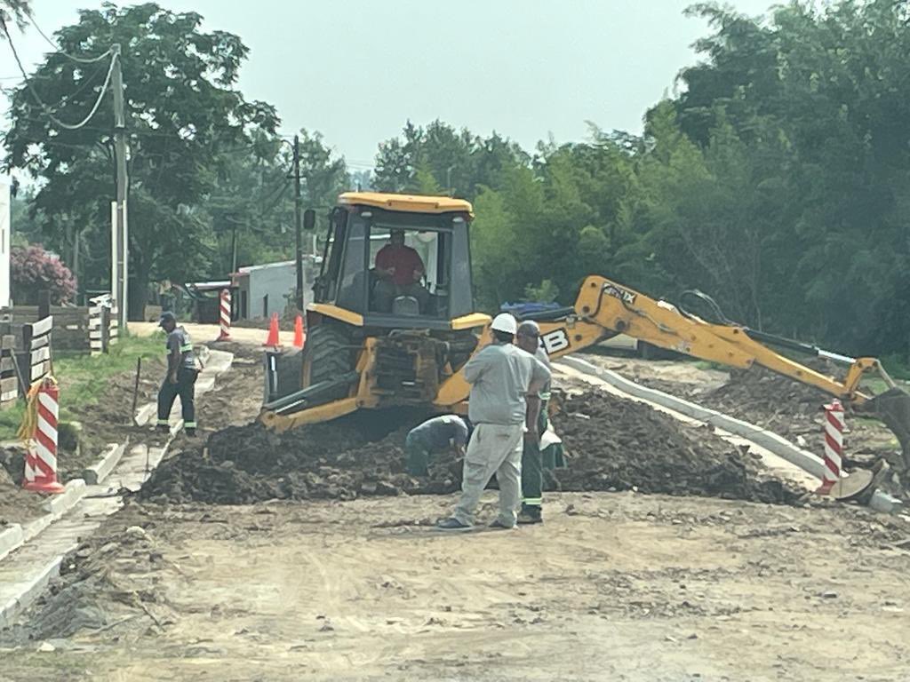 Se trabaja en la construcción de  320 metros de Cordón Cuneta  en calle Genaro Gilbert en la ciudad de Tacuarembó. También se avanza con trabajos en badenes y pluviales, mejorando la calidad de vida en nuestros barrios.