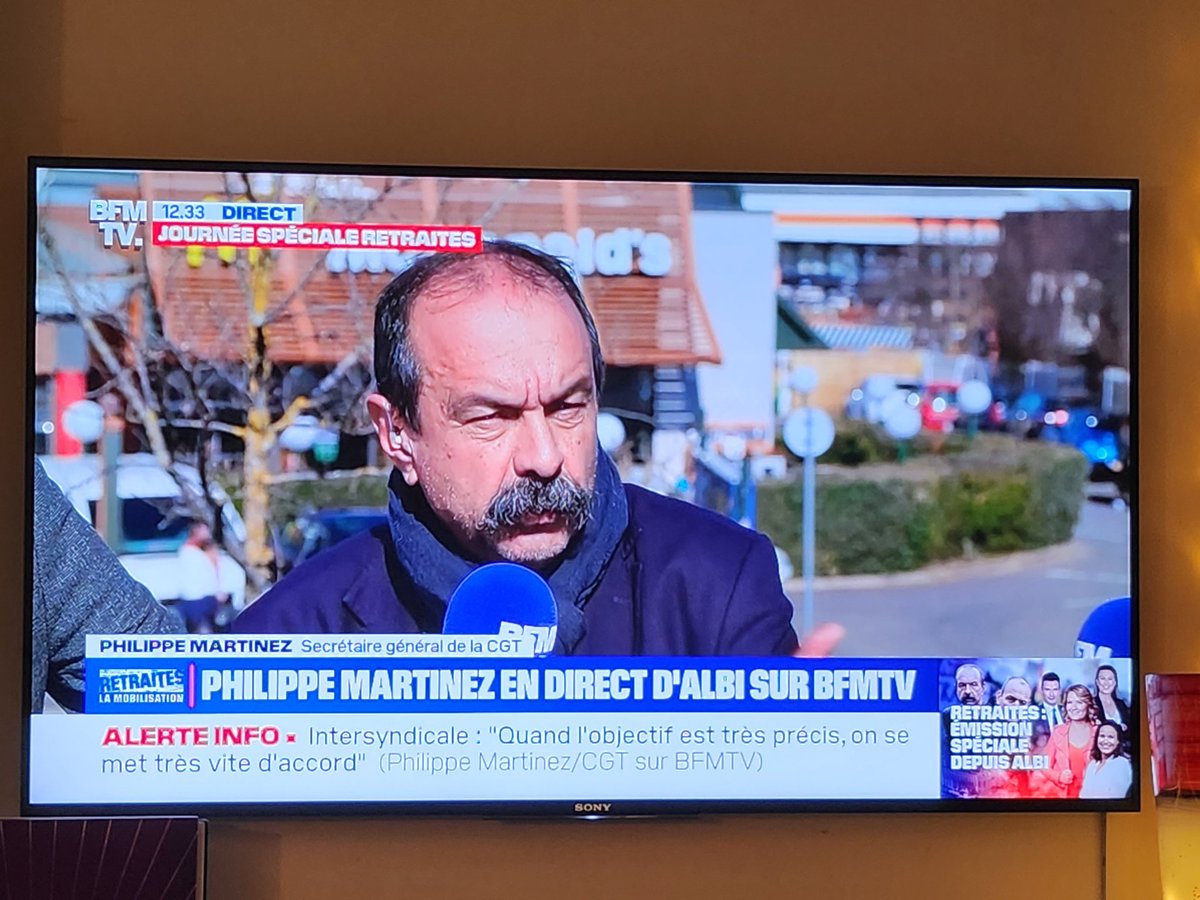 Belle pub pour <a href="/McDonaldsFrance/">McDonald's France</a> derrière <a href="/martinez_CGT/">Philippe Martinez</a> sur <a href="/BFMTV/">BFMTV</a> !! 😝😝
<a href="/PascaledeLaTour/">Pascale de La Tour</a> @LeDejInfo