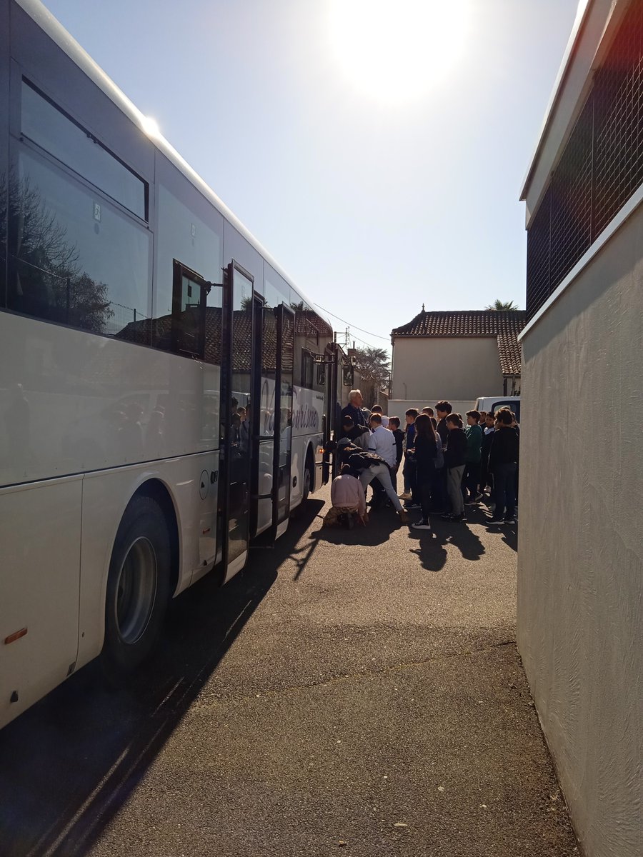 clg_Pasteur's tweet photo. Formation à la sécurité dans les transports scolaires par #ANATEEP ce matin pour les 6ème. Prendre conscience du danger c'est l'éviter ! @dsden32 @actoulouse @LeGers32 @PrefetOccitanie https://t.co/hN9JfVu2Ow