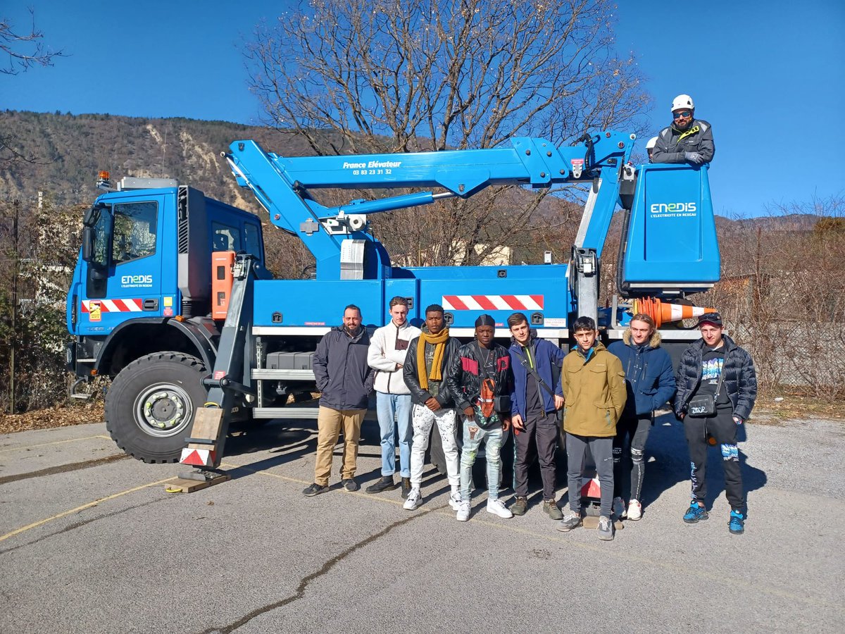 enedis's tweet photo. 📸 #JeudiPhoto | Cette semaine à @enedis_prov_alp, le Campus de Digne-les-Bains de la Chambre de Métiers et de l'Artisanat PACA est devenu partenaire d’@enedis🤝

⚡️Au programme : Échanges, présentation des métiers aux élèves et don de matériel électrique pour l’#apprentissage ⤵️ https://t.co/FNyCXDEV2D