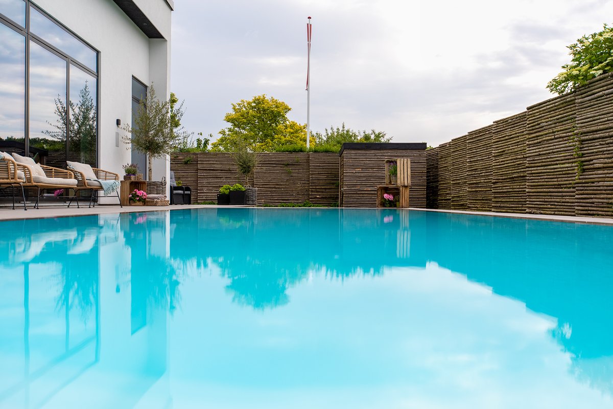 niveko_pools's tweet photo. Flow with the still water horizon. 🌊 Our portfolio offers 5 original overflow designs – each one customizable to your preferences. Enjoy the precise details, solid technical solution and unique experience. Find your true passion with NIVEKO pool.💙 https://t.co/sgrB3DKFmn