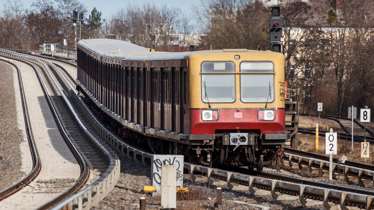 Bahnblogstelle's tweet photo. S-Bahn-Baureihe 485 bleibt noch einige Monate in Berlin im Einsatz
https://t.co/LH4vUKVmMN
#SBahn #Berlin #BR485 #Ausmusterung #Zugbetrieb #DeutscheBahn #Bahn https://t.co/rkQywoYwxL
