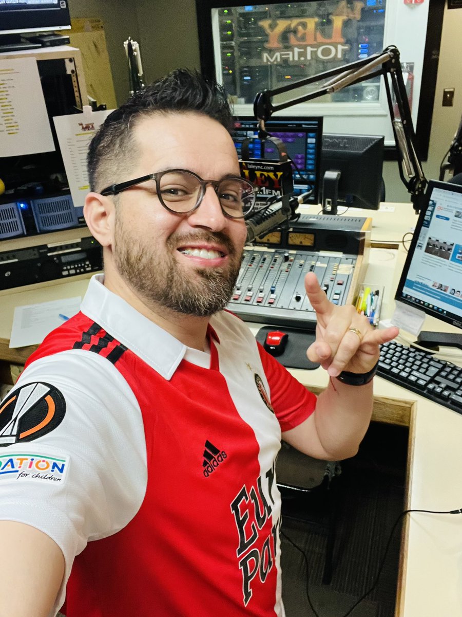 EricJohnsonJr86's tweet image. Hoy me tocó estrenar esta belleza. La camiseta de @Santigim9, el mejor jugador mexicano del momento. Goleador de la @EuropaLeague y orgulloso canterano de @CruzAzul. 

#VamosBebote👶🏻
#PitaPitaMaquinita🚂