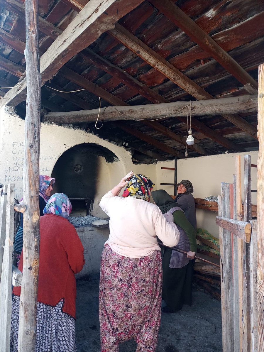 Atas_Yilmaz's tweet photo. Ekşi Mayalı 3.500 adet Köy Ekmeğimizi Kızılay tarafından Afetzedeler için kurulan Aşevlerine ulaştırmak için Hatay Yayladağı ilçesine gönderdik. Analarımızdan, bacılarımızdan, teyzelerimizden, katkı veren herkesten ve Muhtarlarımızdan Allah razı olsun.Rabbim hayrımızı kabul etsin https://t.co/aZCQyHobwN