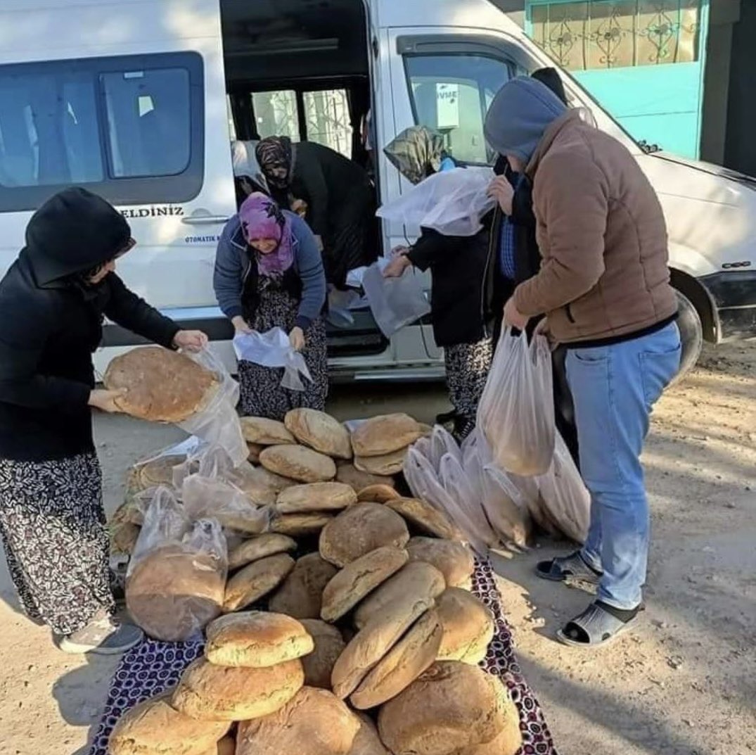 Atas_Yilmaz's tweet photo. Ekşi Mayalı 3.500 adet Köy Ekmeğimizi Kızılay tarafından Afetzedeler için kurulan Aşevlerine ulaştırmak için Hatay Yayladağı ilçesine gönderdik. Analarımızdan, bacılarımızdan, teyzelerimizden, katkı veren herkesten ve Muhtarlarımızdan Allah razı olsun.Rabbim hayrımızı kabul etsin https://t.co/aZCQyHobwN