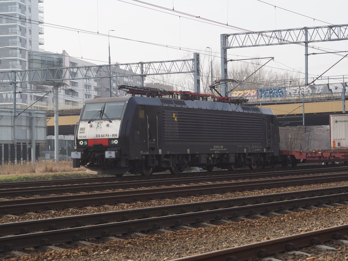 krzysiek_em's tweet photo. Siemens EuroSprinter #E189-806 w barwach MCRE Dispolok z pociągiem towarowym oczekuje pod semaforem wjazdowym na stacji Warszawa Gdańska #fotografiakolejowa https://t.co/JSubffR2wY