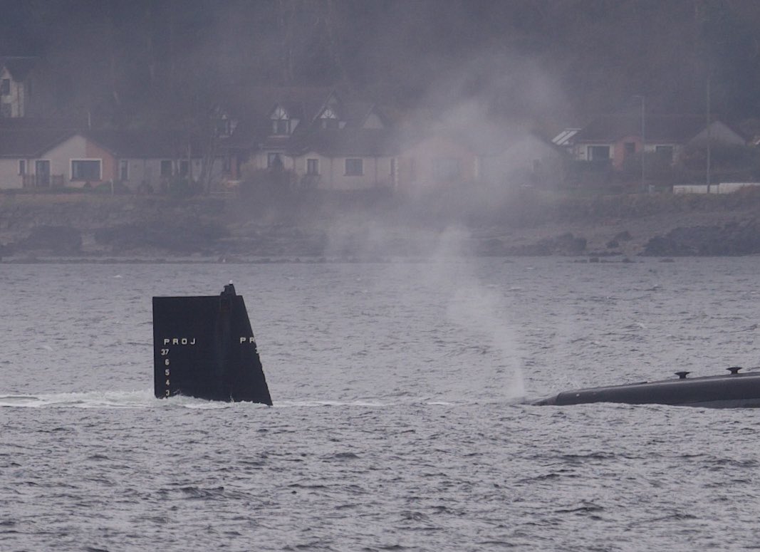 🇺🇸 Virginia class submarine inbound on the Clyde this dreich morning @USNavy @RoyalNavy #virginiaclass #submarine #submariner #navy #naval #shipping #boat #hmnbclyde #firthofclyde