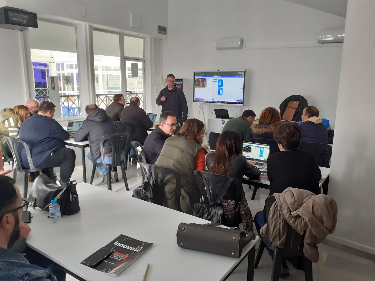 También <a href="/Guadasannicolas/">Juan Antonio Hidalgo</a>  impartió en #InnovaPilas23  un taller de robótica MicroBit y aquí algunas imágenes @VuelaGuadalinfo  Juan Antonio, como siempre.... genial (Viva la noche del terror!  <a href="/nocheterror/">La Noche del Terror</a>)