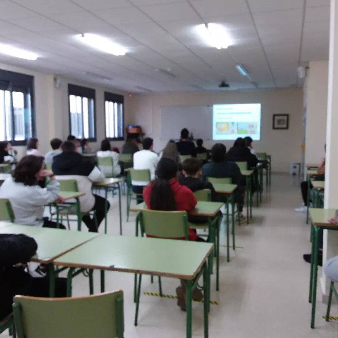 LIDSA_usc's tweet photo. Onte a nosa investigadora @Lauu_ru_21  acudiu ao seu antigo instituto, IES Marco do Camballón, para participar nunha actividade para conmemorar o Día Internacional da Muller e a Nena na Ciencia (11 de Febreiro). 👩‍🔬⚗
#díadamullereanenanaciencia #lidsa_usc @cretus_usc 
👇👇 https://t.co/iQRJk0IFX5