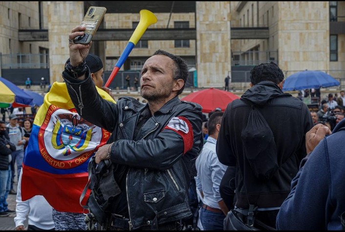 La derecha siempre ha hecho uso del fanatismo ciego, exacerbando odios y dando rienda suelta al fascismo, un tiempo estuvo disfrazado de paramilitarismo, pero hoy sale a las calles sin pudor y sin ninguna vergüenza.

Debemos defender la democracia de la #DerechaFascista