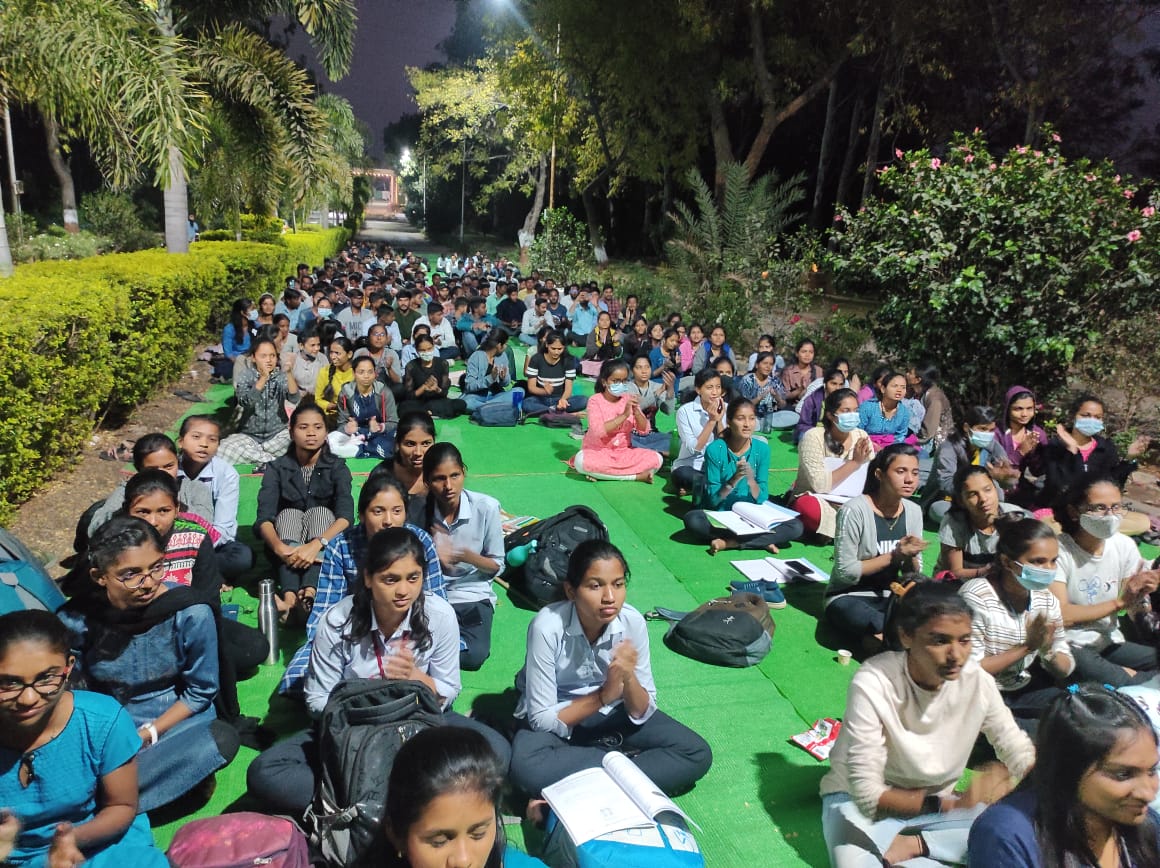 AbvpPaschimMaha's tweet photo. अनेक दिवसांपासून महाराष्ट्रातील कृषी विद्यापीठामध्ये विद्यार्थी आंदोलन करत आहेत. महात्मा फुले कृषी विद्यापीठ, राहुरी येथील आंदोलन करत असणाऱ्या विद्यार्थ्यांची अभाविप पश्चिम महाराष्ट्र प्रदेश मंत्री अनिल ठोंबरे यांनी भेट घेऊन विद्यार्थ्यांचे मत जाणून घेतले.

#ABVPForStudents https://t.co/NbTHeu3JVb