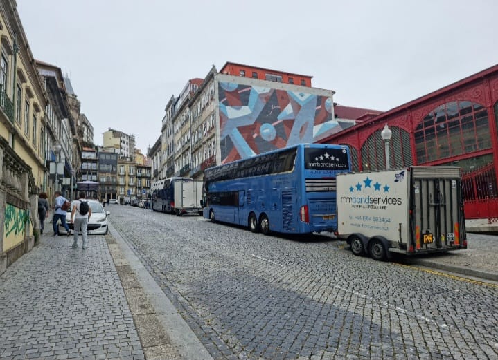 mmbandservices's tweet photo. Luxury travel taking you where you need to be...parked up in Porto today🇵🇹 #portugal #porto #touring #ontour #ontheroad #tourmanager #roadmanager #musictour #musicindustry #logistics #planning #luxurybus #sleeperbus #tourbus #bandbus #europetour https://t.co/ImZ4BU6zlo