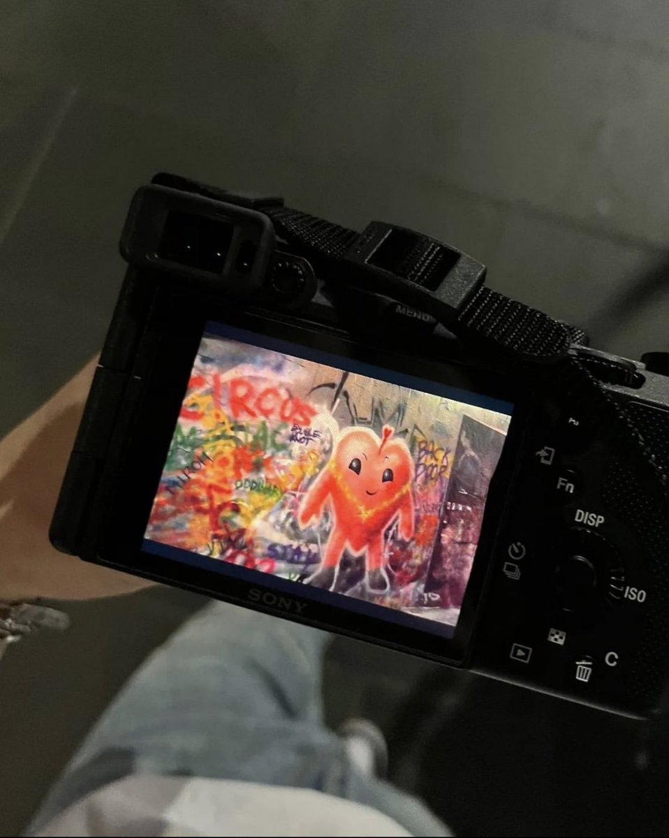 hwangsamericano's tweet photo. hyunjin and felix went around australia today and even took pictures with a pipi mural at hosier lane in melbourne 🥹💗 https://t.co/1axz9iJjgg