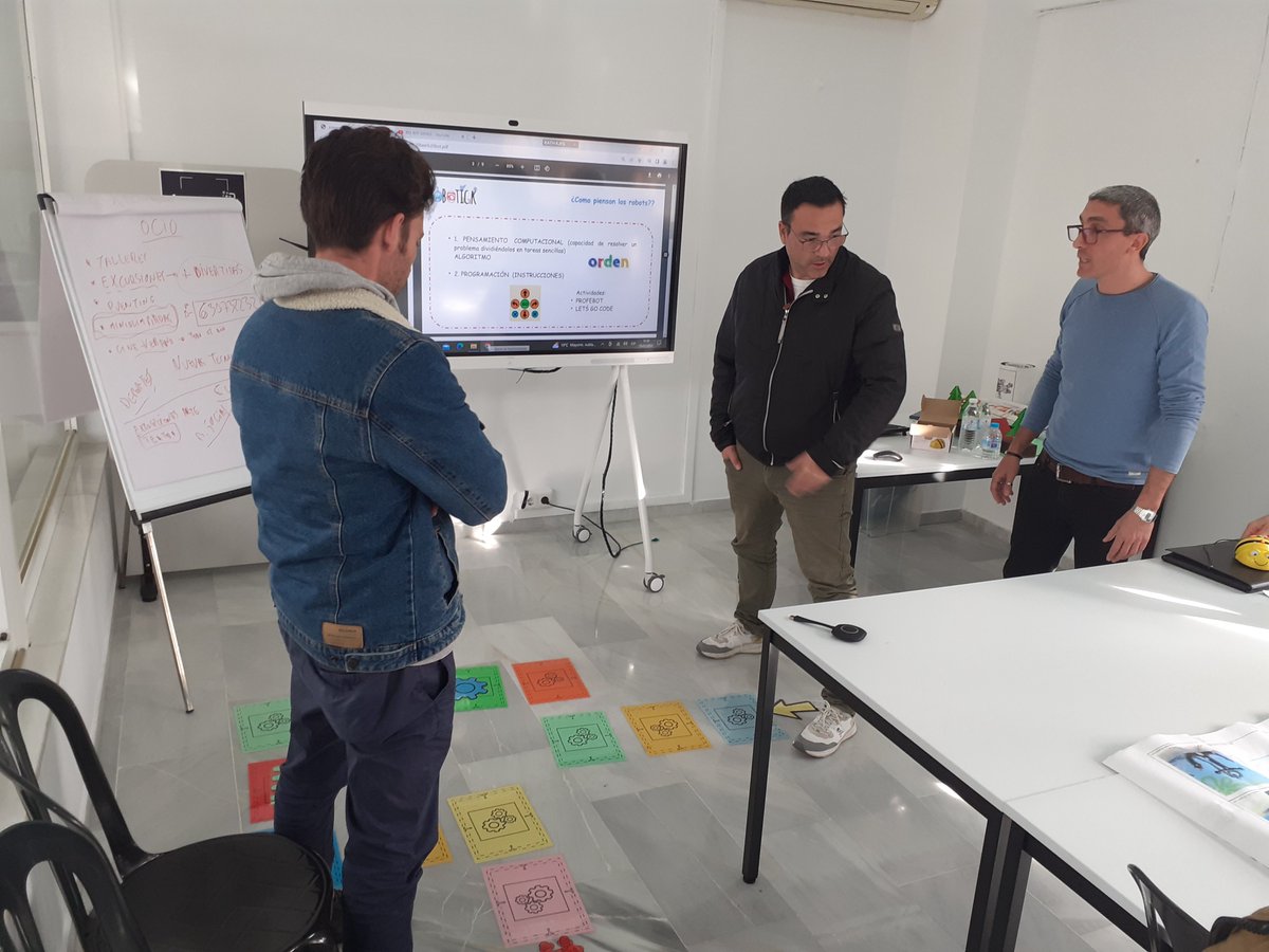 Hubo mas talleres en #InnovaPilas23 , como de robótica Bee Bot impartida por Ismael, nuestro compañero AIL <a href="/guadaznalcollar/">CGAznalcollar</a>  Como todos, fue muy bueno, muchas gracias @VuelaGuadalinfo