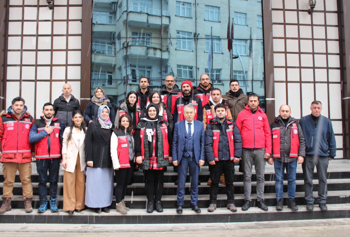 Psikososyal destek ekiplerimiz Adıyaman ve Diyarbakırdaki deprem bölgelerindeki afetzedelerimize psikososyal destek hizmeti vermek için yola çıktı.
<a href="/tcailesosyal/">T.C. Aile ve Sosyal Hizmetler Bakanlığı</a> <a href="/deryayanikashb/">Derya Yanık</a> <a href="/ASHB_ATHGM/">Aile ve Toplum Hizmetleri Genel Müdürlüğü</a> 
#BirlikteGüçlüyüz🇹🇷
#KırmızıYelekliler
#ASYA