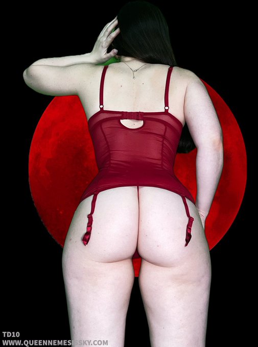 Its spooky season!! Get down on your knees and worship this booty 😈 https://t.co/mf2IYSE8lT