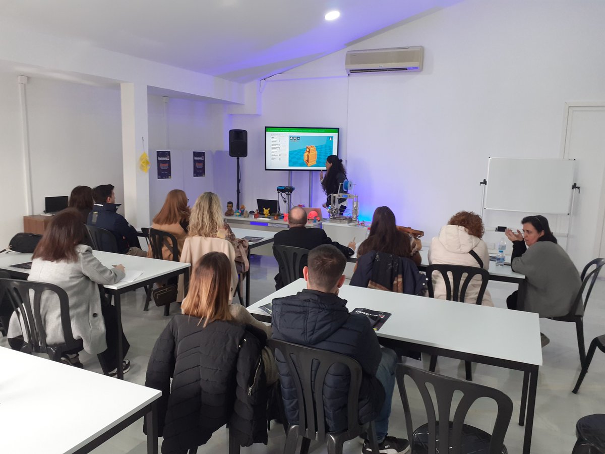 No podía faltar en #InnovaPilas23 nuestra compañera Carmen AIL de <a href="/guadalinfostepa/">Punto Vuela Estepa</a> impartiendo Impresión 3D <a href="/VuelaGuadalinfo/">@VuelaGuadalinfo</a> Hace maravillas...