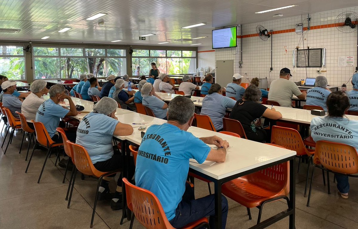 oficialUEM's tweet image. Servidores do @RUuem realizam treinamento sobre alimentação #vegetariana. A nova meta é atender essa demanda dos #estudantes da Universidade, que compõe 17% dos alunos que frequentam o restaurante.  | #UEM | Leia mais: bit.ly/3I6WBdI
