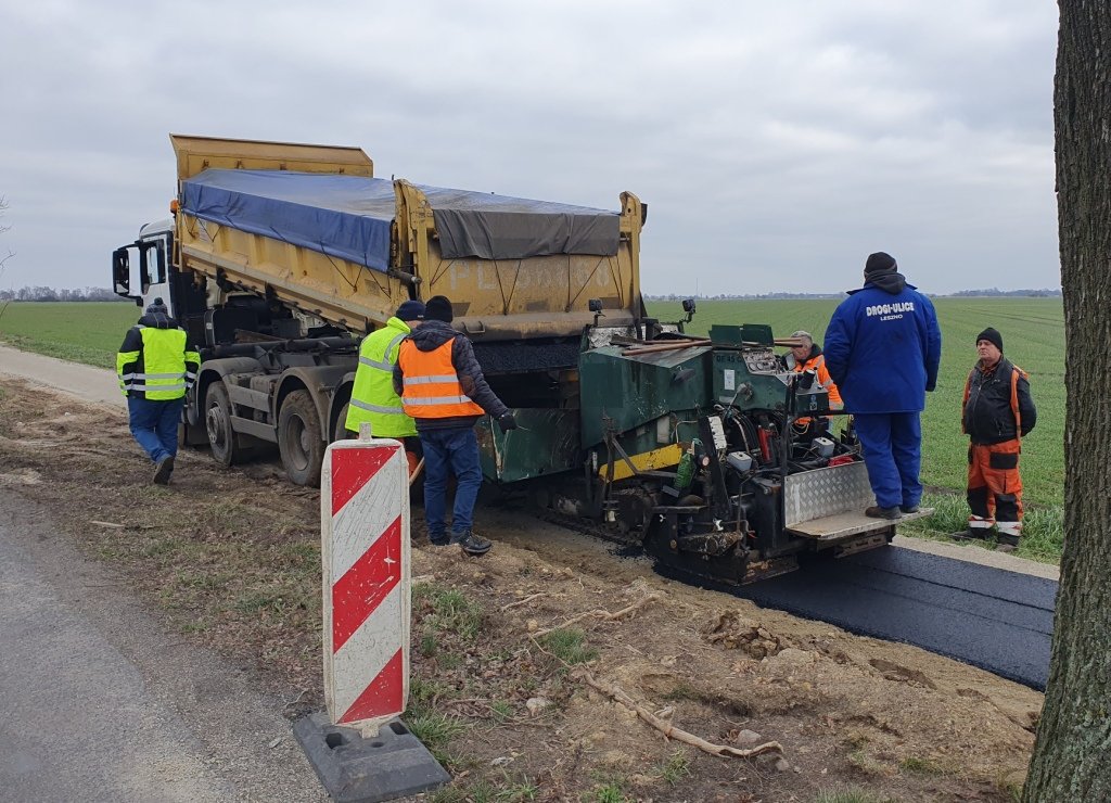 PowiatL's tweet photo. Spółka Nodo rozpoczęła układanie asfaltu na budowanym chodniku o długości ok. 2,5 km wzdłuż drogi #PowiatLeszczynski z Pawłowic do Kociug https://t.co/IgUyaXONLf