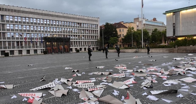 Gasilci upravičeno protestirajo zaradi nepoštenega vrednotenja požrtvovalnega dela in na koncu za sabo tudi pospravijo.

Petkovi kolesarji so z razbijanjem branili lastne partikularne interese in za sabo vedno pustili svinjak.

Kakšno bo razmerje medijske podpore? 🤔