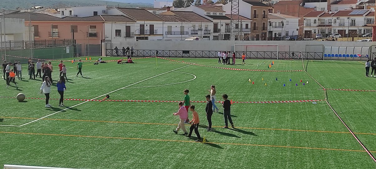 IESSierraJorge's tweet photo. El alumnado de 2 ESO de @IESSierraJorge ejerce de monitor en los talleres del encuentro  deportivo intercentros del CEIP López Mayor de Villanueva del Trabuco y CEIP Velasco Merino de Villanueva del Rosario. Lo están pasando genial. https://t.co/RxpVCnjx9y