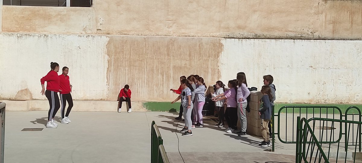 IESSierraJorge's tweet photo. El alumnado de 2 ESO de @IESSierraJorge ejerce de monitor en los talleres del encuentro  deportivo intercentros del CEIP López Mayor de Villanueva del Trabuco y CEIP Velasco Merino de Villanueva del Rosario. Lo están pasando genial. https://t.co/RxpVCnjx9y