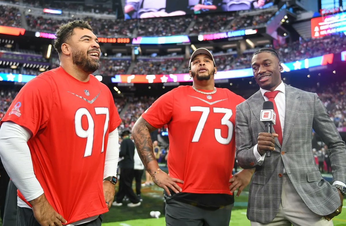 #ThrowbackThursday to the #ProBowl with @CamHeyward! Photo Credit @Steelers

We <3 you Cam! #Impact97 #CameronHeywardFoundation #HeywardHouse #Steelers #PittsburghSteelers #ProBowl2023 #SteelerNation #DoGoodFeelGood #GiveBack