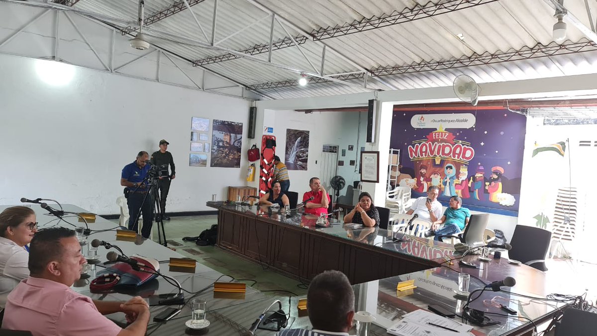 ConcejoDeSVCH's tweet photo. #Seguridad
🔰Se contó con la presencia del Teniente Coronel Francisco Javier Ortega González, comandante del Batallón de infantería No. 40 “General Luciano D’ElHuyar”, y del Capitán Sandro Giovanni Delgado Zarate Comandante de estación de Policía de San Vicente de Chucurí. https://t.co/YIu4LS4LEJ