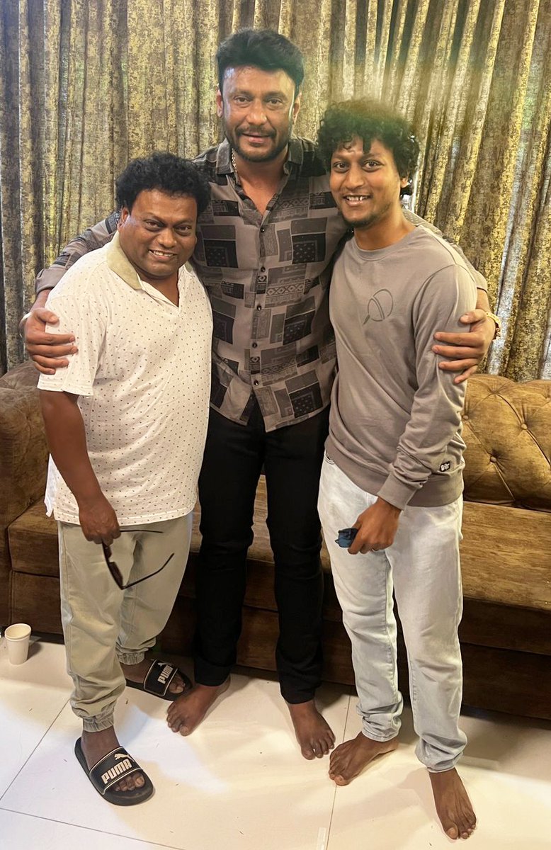 etheneolex's tweet photo. ಚಂದನವನದ ಡಿಬಾಸ್ , ಆತ್ಮೀಯರಾದ ಚಾಲೆಂಜಿಂಗ್ ಸ್ಟಾರ್ ದರ್ಶನ್ ಅವರನ್ನು ನನ್ನ ಪುತ್ರನೊಂದಿಗೆ ಭೇಟಿಯಾಗಿ ಜನ್ಮದಿನದ ಶುಭಾಶಯ ಕೋರಿದೆ.

#HappyBirthdayDboss #ChallenginStar #DarshanThoogudeepa @dasadarshan #ChallengingStarDarshan #Darshan #HBDChallengingStarDarshan #NimmaSadhuKokila #SadhuKokila https://t.co/qu6rvbjRtw