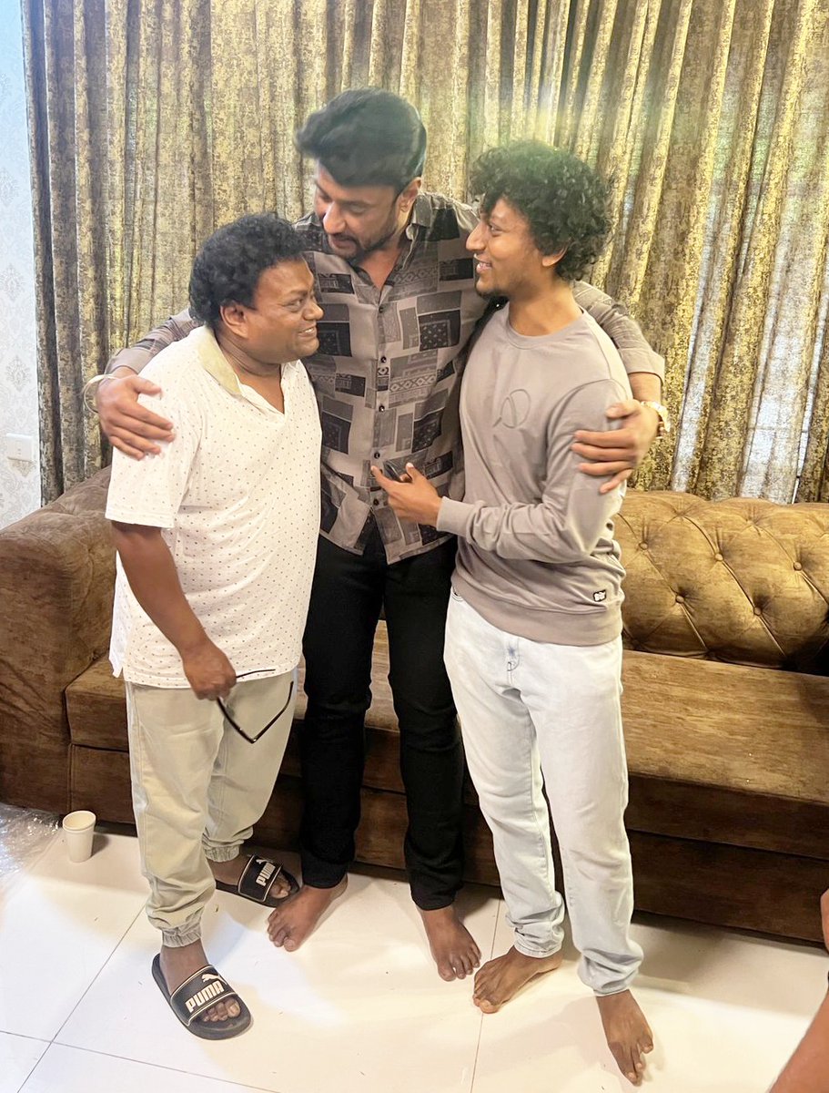 etheneolex's tweet photo. ಚಂದನವನದ ಡಿಬಾಸ್ , ಆತ್ಮೀಯರಾದ ಚಾಲೆಂಜಿಂಗ್ ಸ್ಟಾರ್ ದರ್ಶನ್ ಅವರನ್ನು ನನ್ನ ಪುತ್ರನೊಂದಿಗೆ ಭೇಟಿಯಾಗಿ ಜನ್ಮದಿನದ ಶುಭಾಶಯ ಕೋರಿದೆ.

#HappyBirthdayDboss #ChallenginStar #DarshanThoogudeepa @dasadarshan #ChallengingStarDarshan #Darshan #HBDChallengingStarDarshan #NimmaSadhuKokila #SadhuKokila https://t.co/qu6rvbjRtw