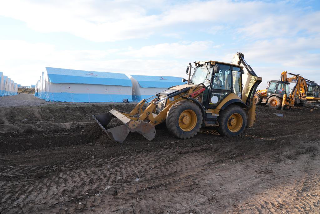 Vatandaşlarımız için durmadan çalışacak, yaralarımızı birlikte saracağız 

📍#Silvan yolu üzerinde 1️⃣9️⃣0️⃣ bin metrekare alana sahip,

2️⃣ bin 2️⃣0️⃣0️⃣ çadırlık yeni Çadır Kentte 👇

Çalışmalarımız aralıksız devam ediyor. ⛺️

#BirlikteGüçlüyüz 🇹🇷 #Diyarbakır