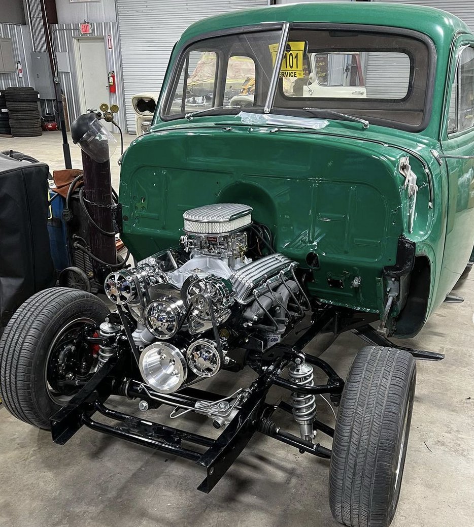 EdelbrockUSA's tweet image. A freshly rebuilt Chevy Small Block, with Edelbrock intake and carb, takes duty in this 1952 Chevy.

Via: nobodycustoms

#Edelbrock #Carb #SmallBlockChevy #SBC