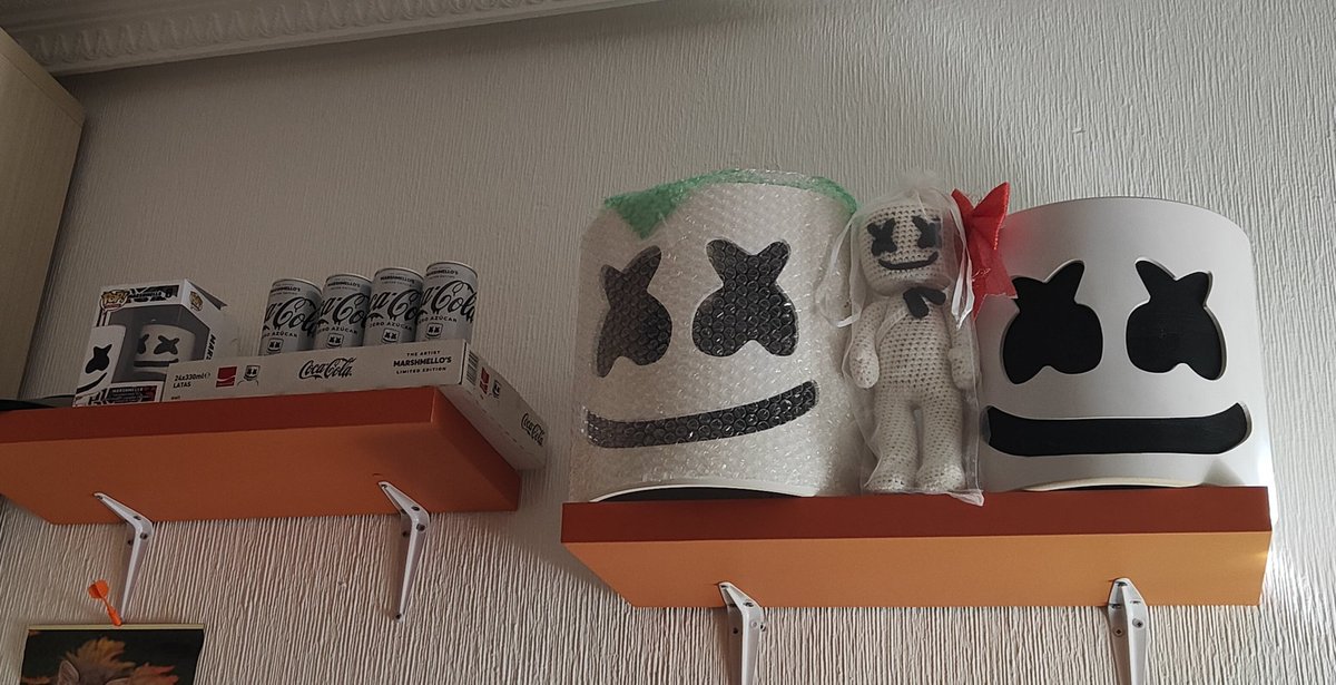 And that's how it finally turned out in my room!  @marshmello well, nothing is wrong huh😏🫢 I like how he sings in the room, it's wonderful ❤️ #cocacola #cocacolacreations #cocacolaXMarshmello #Marshmello #MarshmelloMusic #mellogang #music #edm #Collectibles #collection